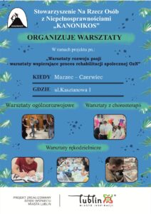 Plakat informacyjny na niebieskim tle z motywami roślinnymi (zielone gałązki) na brzegach. W górnej części znajduje się logo i nazwa organizatora, a w centralnej szczegóły dotyczące projektu. W dolnej części umieszczono zdjęcia z warsztatów oraz logotypy partnerów.