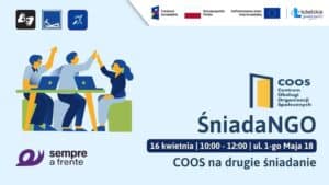 Grafika promocyjna. Ilustracja przedstawia trzy osoby przybijające piątkę podczas pracy przy laptopach. Na górze widnieją ikony dostępności (tłumacz PJM, podjazd, pętla indukcyjna), a w dolnej części logotypy COOS, Fundacji Sempre a Frente oraz Funduszy Europejskich i Województwa Lubelskiego.