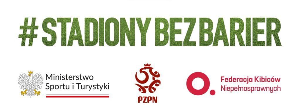 Baner z napisem #STADIONY BEZ BARIER oraz logotypami partnerów: Ministerstwa Sportu i Turystyki, PZPN oraz Federacji Kibiców Niepełnosprawnych.