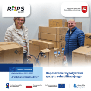 Grafika informacyjna dotycząca projektu „Polityka Senioralna EFS+”. Zdjęcie przedstawia uśmiechniętą kobietę i mężczyznę w pomieszczeniu wypełnionym kartonami ze sprzętem rehabilitacyjnym. Główny napis: „Doposażenie wypożyczalni sprzętu rehabilitacyjnego”. Na dole i u góry widoczne logotypy Funduszy Europejskich, Rzeczypospolitej Polskiej, Unii Europejskiej oraz ROPS Lublin.