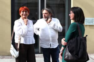Trzy osoby rozmawiają przed wejściem do Teatru Starego w Lublinie; od lewej: Maria Pietrusza-Budzyńska, Artur Pałyga, Iwona Kędziera