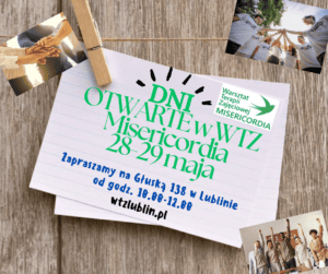 Plakat zapraszający na Dni Otwarte w Warsztacie Terapii Zajęciowej MISERICORDIA. Główna grafika to biała kartka przypięta klamerką do drewna, otoczona zdjęciami przedstawiającymi gesty współpracy i radości. Na plakacie widnieje adres strony internetowej wtzlublin.pl oraz logo WTZ Misericordia.