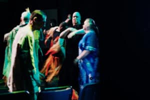 Grupa aktorów tańczy na scenie; fot. Konrad Drobek