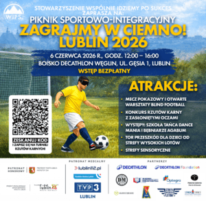 Plakat pikniku sportowo-integracyjnego. Na plakacie piłkarz w goglach zasłaniających oczy, prowadzący piłkę po trawiastym boisku. Na plakacie również listę atrakcji, kod QR do zapisów na turniej oraz logotypy partnerów i patronów w dolnej części grafiki.