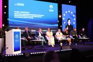Dyskusja panelowa na scenie. W fotelach siedzi ośmioro ekspertów. W tle duży niebieski ekran z tematem: „Panel ekspercki. Współpraca międzyinstytucjonalna ze Szpitalem Neuropsychiatrycznym im. prof. Mieczysława Kaczyńskiego SPZOZ w Lublinie”. Obok na ekranie widoczna tłumaczka języka migowego.
