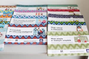 Broszury edukacyjne z serii „Biblioteka self-adwokata”: m.in. okładki z tytułami: „Przewodnik po sztucznej inteligencji” oraz „Moja wizyta w ważnym urzędzie”. Ilustracje w stylu rysunkowym.