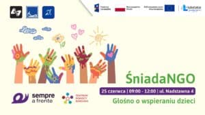 Baner informacyjny ŚniadaNGO pod hasłem „Głośno o wspieraniu dzieci”. 4. Na grafice widoczne są kolorowe odbicia dłoni, logotypy organizatorów oraz ikony dostępności.