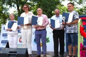 Pięć osób na scenie (w tym Karol Mazurek i Bartłomiej Zwolakiewicz). Wszyscy trzymają w rękach dyplomy i statuetki. W tle baner „Festiwal Moich Pasji”.