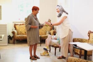 Maria Pietrusza-Budzyńska wręcza Soni Wilk mały upominek i papierową różę.