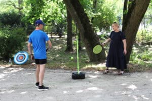 Kobieta i mężczyzna grają w speedball przy stojaku z piłeczką.