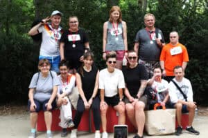 Uczestnicy i organizatorzy biegu pozują do wspólnego zdjęcia na podium i przed nim.