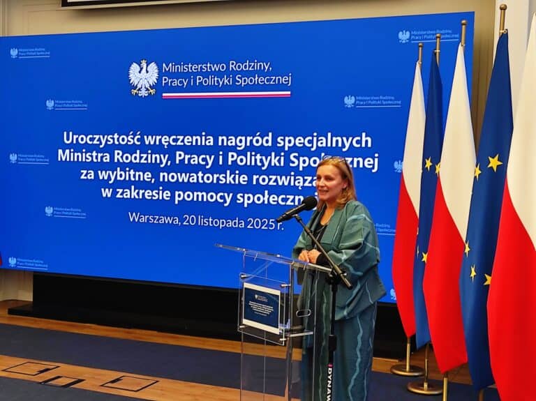 Sylwia Góźdź podczas uroczystości wręczenia nagród specjalnych Ministra Rodziny, Pracy i Polityki Społecznej za wybitne, nowatorskie rozwiązania w zakresie pomocy społecznej, Warszawa, 20 listopada 2025 r.