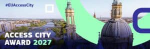 Baner promujący konkurs Access City Award 2027. Na tle panoramy miasta z rzeką, mostami oraz zabytkowymi wieżami i kopułą widoczne są zielone i granatowe elementy graficzne. W lewym górnym rogu znajduje się napis „#EUAccessCity”, a w dolnej części duży biało-zielony napis „ACCESS CITY AWARD 2027”.