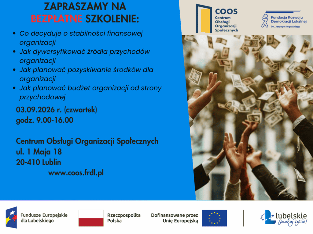 Plakat promujący bezpłatne szkolenie dla organizacji pozarządowych dotyczące stabilności finansowej, pozyskiwania funduszy i planowania budżetu. Po prawej stronie znajduje się zdjęcie unoszących się banknotów i wyciągniętych dłoni symbolizujących finansowanie organizacji.