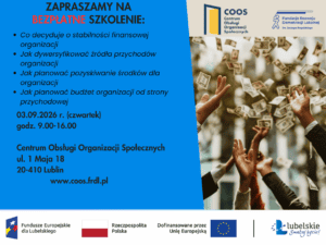Plakat promujący bezpłatne szkolenie dla organizacji pozarządowych dotyczące stabilności finansowej, pozyskiwania funduszy i planowania budżetu. Po prawej stronie znajduje się zdjęcie unoszących się banknotów i wyciągniętych dłoni symbolizujących finansowanie organizacji.