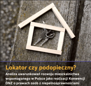Okładka raportu „Lokator czy podopieczny? Analiza uwarunkowań rozwoju mieszkalnictwa wspomaganego w Polsce jako realizacji Konwencji ONZ o prawach osób z niepełnosprawnościami”. Na zdjęciu klucze umieszczone w symbolicznej drewnianej konstrukcji domu