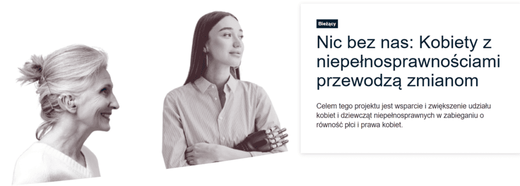 Dwie osoby, z których jedna korzysta z aparatu słuchowego, a druga z protezy dłoni, obok informacji o projekcie wspierającym udział kobiet i dziewcząt z niepełnosprawnościami w działaniach na rzecz równości płci i praw kobiet.
