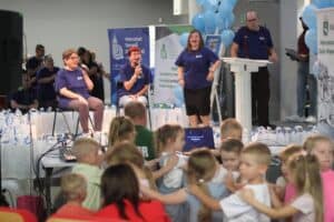 Grupa „Legalni” występuje na scenie podczas II Festiwalu „Chełm śpiewa bez barier”. Dwie osoby śpiewają do mikrofonów, a dwie tańczą. Przed sceną stoją dzieci.