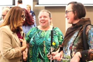 Trzy kobiety rozmawiają i uśmiechają się. Od lewej stoją: Monika Wac, Ewelina Orzechowska i Anna Bieganowska-Skóra.
