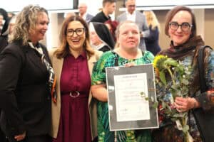 Cztery kobiety stoją razem i uśmiechają się. Od lewej stoją: Iwona Czernicka-Białowąs (MOSiR Lublin), Monika Wac (PFRON), Ewelina Orzechowska (Niewidoma z Przymrużeniem Oka), Anna Bieganowska-Skóra (LFOON).