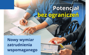 Osoby pracujące wspólnie przy komputerze i tablecie, w tym osoba korzystająca z wózka. Napis: „Potencjał bez ograniczeń. Nowy wymiar zatrudnienia wspomaganego”.