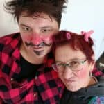 Dwie aktorki grupy „Legalni” z WTZ przy Fundacji Centrum Niepełnosprawnych Przedsiębiorców w Chełmie. Jedna ma czerwoną koszulę w czarną kratę oraz namalowane wąsy i brodę. Druga ma podomkę, okulary i czerwone włosy z papilotami.