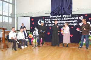 Inscenizacja teatralna w wykonaniu uczestników Warsztatu Terapii Zajęciowej w Biszczy.