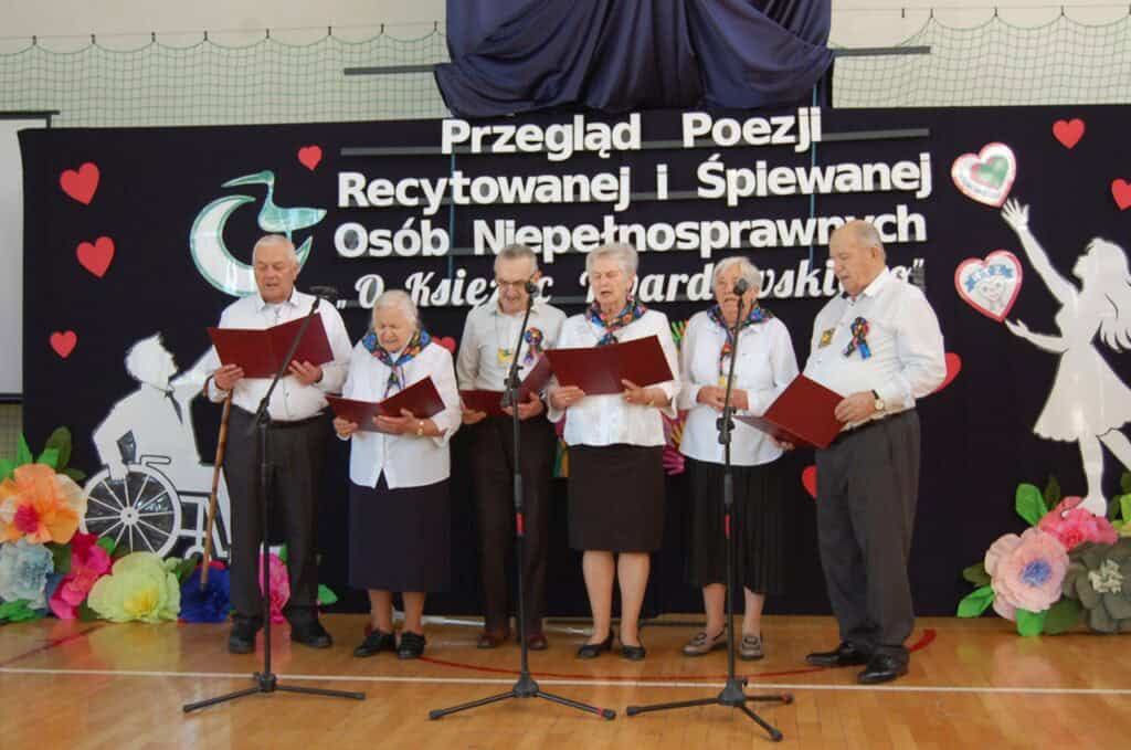 Występ wokalny sześciorga uczestników DPS w Bukowinie.