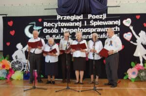 Występ wokalny sześciorga uczestników DPS w Bukowinie.