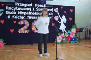 Katarzyna Kozdra z WTZ w Janowicy stoi przy mikrofonie.