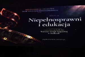 Ekran z napisem „XIII Festiwal Filmowy Twórczości Osób Niepełnosprawnych 2026 – Film 05/13: Niepełnosprawni i edukacja” oraz nazwą Caritas Diecezji Siedleckiej.