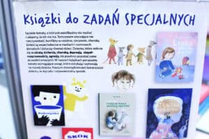 Plakat projektu „Książki do zadań specjalnych” zawiera opis misji wydawnictwa oraz miniatury okładek książek o emocjach i trudnych tematach.