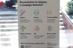 Plakat edukacyjny „Zauważyłeś te objawy u swojego dziecka?” przedstawia objawy chorób u dzieci. Wymieniono między innymi objawy dotyczące głowy, węzłów chłonnych, kości i stawów.