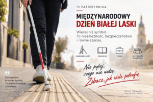 Plakat z okazji Międzynarodowego Dnia Białej Laski, obchodzonego 15 października. Osoba z białą laską idzie chodnikiem wzdłuż żółtej ścieżki naprowadzającej. Tekst: „Więcej niż symbol. To niezależność, bezpieczeństwo i równe szanse”. Ikony przedstawiają samodzielność, edukację, pracę i aktywność społeczną. Hasła: „Nie pytaj, czego nie widzę. Zobacz, jak wiele potrafię”, „Dostępność to nie przywilej. To prawo każdego człowieka” oraz „Świat otwarty dla wszystkich”.