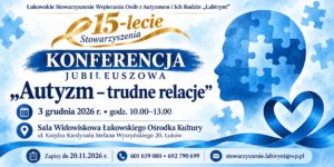 Plakat informujący o jubileuszowej konferencji „Autyzm – trudne relacje”. Na grafice znajduje się niebieski profil głowy wypełniony motywem puzzli oraz niebieska wstęga symbolizująca świadomość autyzmu.