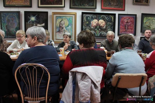 Członkowie Stowarzyszenia siedzący przy stole