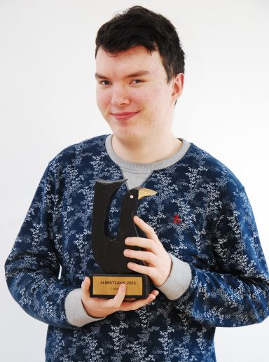 Szymon Woźniak ze statuetką laureata Albertiany 2023; fot. Mariusz Mazur