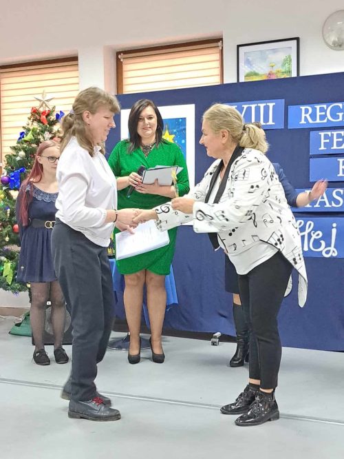 Katarzyna Kozdra odbierająca dyplom i statuetkę