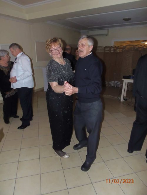 Pana mieszana tańcząca na parkiecie